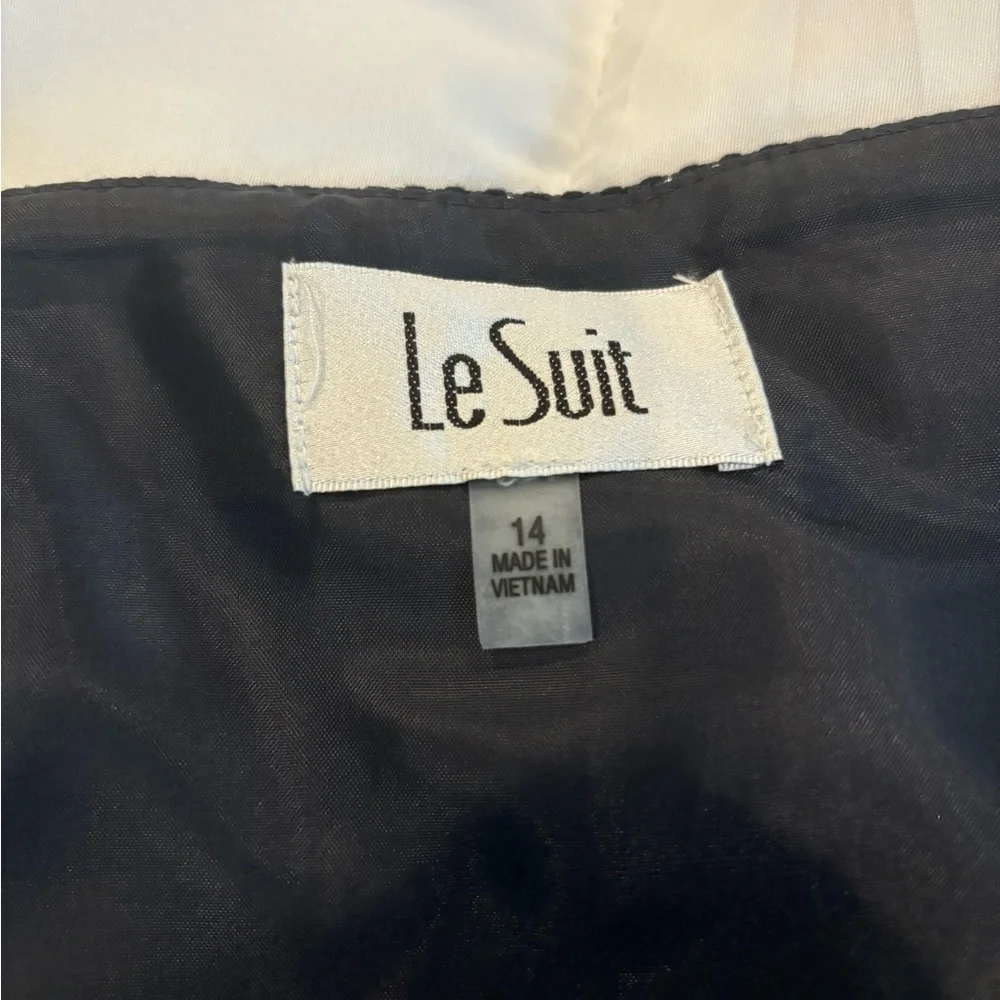 Beautiful navy two piece suit by Le Suit. Perfect condition, worn once. - Picture 6 of 9